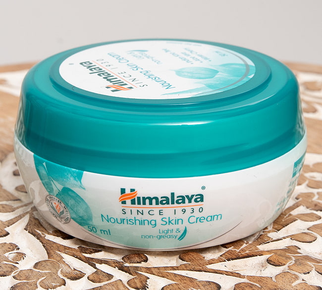 ヒマラヤ　ナリシング　スキンクリーム - Nourishing Skin Cream 50ml[Himalaya Herbals] 6 - 斜めから撮影しました