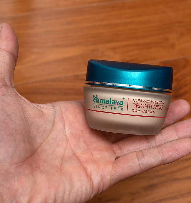 ＨＩＭＡＬＡＹＡ　クリアー　コンプレキシオン　デイ　クリーム - CLEAR COMPLEXION BRIGHTNING DAY CREAM 50g[Himalaya Herbals] 4 - サイズ比較のために手に持ってみました