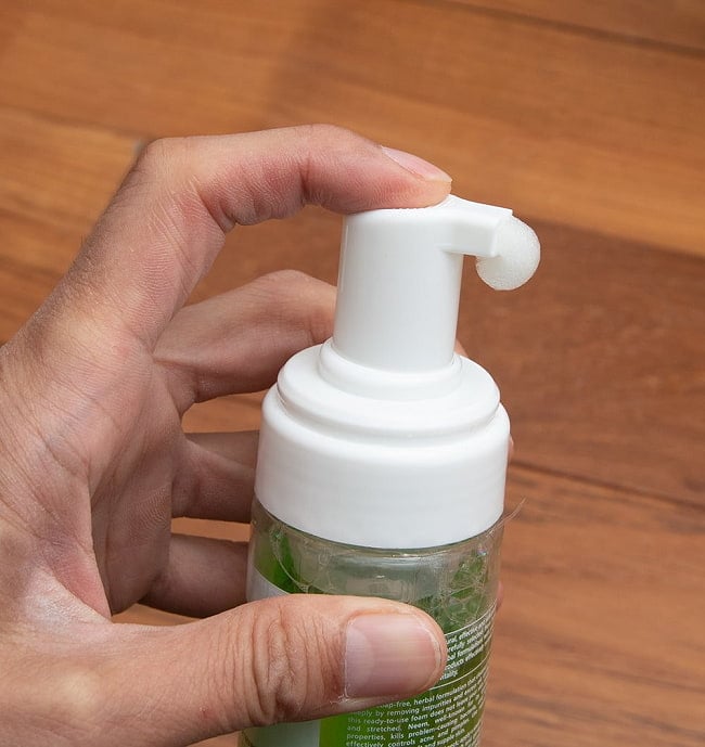 ヒマラヤ　ピュリファイング　フォーミング　フェイスウオッシュ - Purifying Neem Foaming Face Wash 150ml[Himalaya Herbals] 3 - 簡単に使えるフォームタイプです