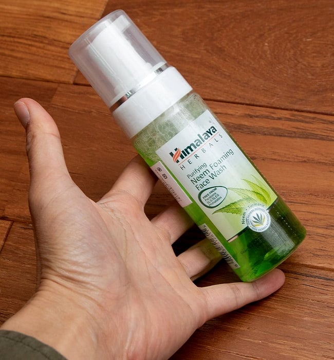 ヒマラヤ　ピュリファイング　フォーミング　フェイスウオッシュ - Purifying Neem Foaming Face Wash 150ml[Himalaya Herbals] 4 - サイズ比較のために手に持ってみました