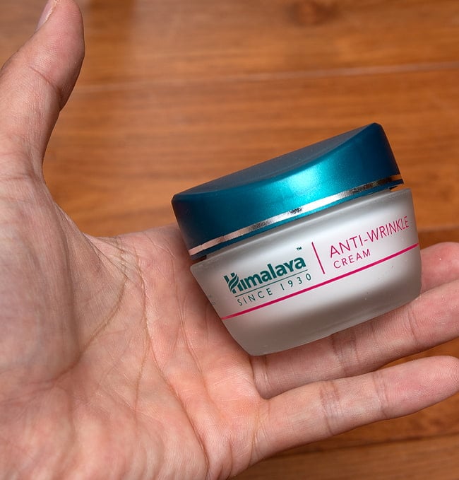 ＨＩＭＡＬＡＹＡ　リンクル　クリーム - Anti-Wrinkle Cream 50g[Himalaya Herbals] 5 - サイズ比較のために、手に持ってみました