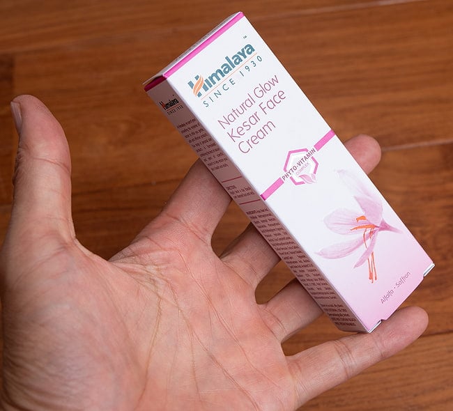 ＨＩＭＡＬＡＹＡ　 グロウ　フェイスクリーム - Natural Glow Kesar Face Cream 25g[Himalaya Herbals] 4 - サイズ比較のために、手に持ってみました