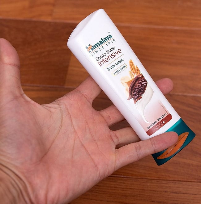 ＨＩＭＡＬＡＹＡ　 インテンシブボディローション - Intensive Body Lotion 100ml[Himalaya Herbals] 5 - サイズ比較のために、手に持ってみました