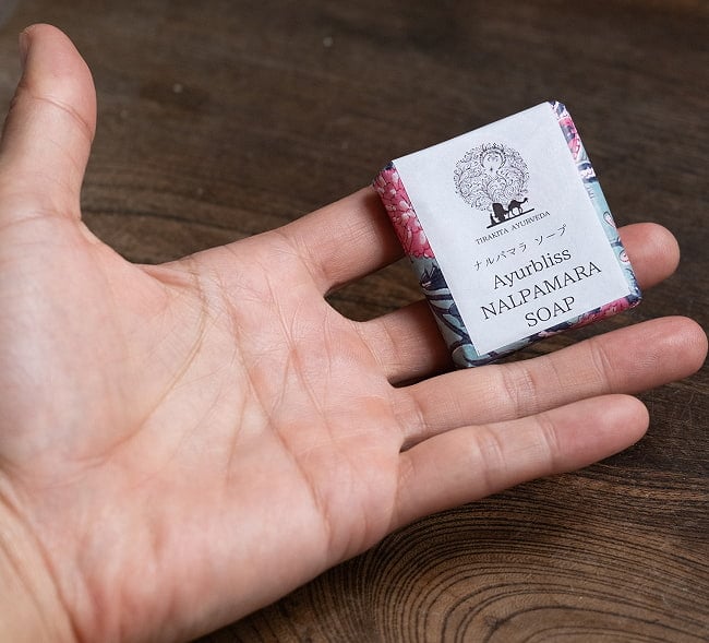 ＣＫＫＭ　アーユルブリス　チャンディニ　ナルパマラディ　ソープ 25g[CKKM AYURBLISS CHANDINI Nalpamaradi] 4 - サイズ比較のために手に持ってみました