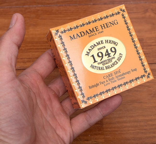 マダム・ヘン　リブライト　フェイス＆ボディ　アロマ　ソープ - MADAME HENG REBRIGHT SOAP 150G 4 - サイズ比較のために手に持ってみました