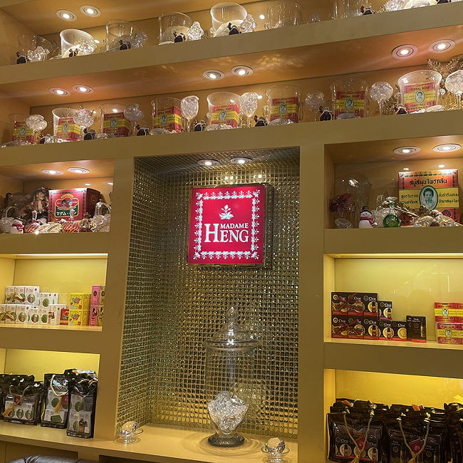 マダム・ヘン　リブライト　フェイス＆ボディ　アロマ　ソープ - MADAME HENG REBRIGHT SOAP 150G 6 - お店の中に入ってみました。高級感が素敵です