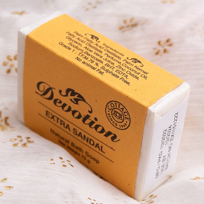 Ｄｅｖｏｔｉｏｎ　ナチュラル　エクストラ　チャンダン　バス　ソープ[75g] 2 - サンダルウッドの香りふくよかなエクストラ　チャンダン　バス　ソープを斜めから撮影しました。入荷時期によって、パッケージの色が変わる場合がございます