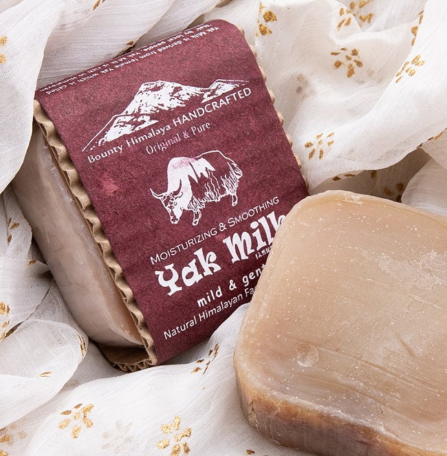 ヒマラヤン　フルーティ　ナチュラル　ボディ　ソープ - Yak Milk Himalayan Fruity Natural Body Soap【手作り石鹸・100g】 2 - 石鹸と一緒に撮影しました。