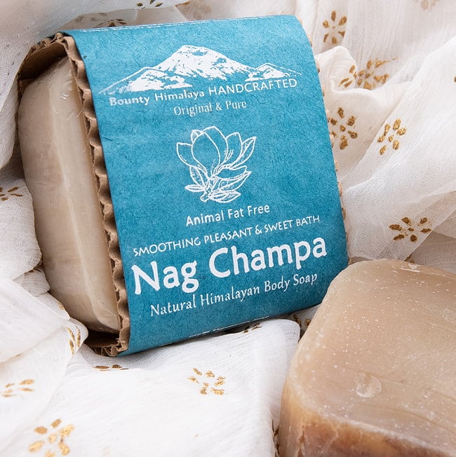 ナグチャンパ　ナチュラル　ボディ　ソープ - Nag Champa Natural Himalayan Body Soap【手作り石鹸・100g】 2 - 石鹸と一緒に撮影しました。