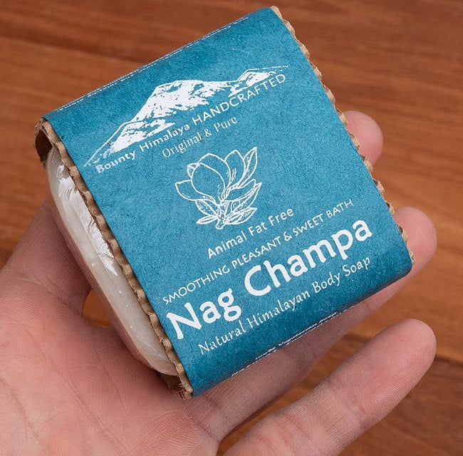 ナグチャンパ　ナチュラル　ボディ　ソープ - Nag Champa Natural Himalayan Body Soap【手作り石鹸・100g】 5 - サイズ比較のために手に乗せてみました
