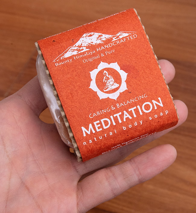 メディテーション　ナチュラル　ボディ　ソープ - MEDITATION Natural Body Soap【手作り石鹸・100g】 5 - サイズ比較のために手に乗せてみました