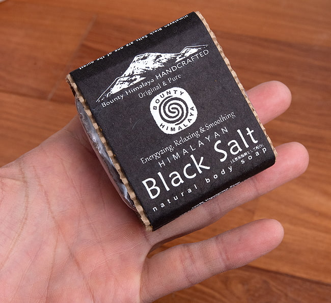 ブラック　ナチュラル　ボディ　ソープ - HIMALAYAN Black Salt Natural Body Soap【手作り石鹸・100g】 5 - サイズ比較のために手に乗せてみました