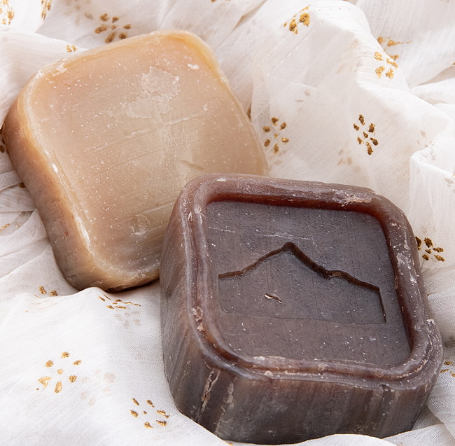 ブラック　ナチュラル　ボディ　ソープ - HIMALAYAN Black Salt Natural Body Soap【手作り石鹸・100g】 6 - 石鹸だけを撮影しました。ヒマラヤの押印がされています