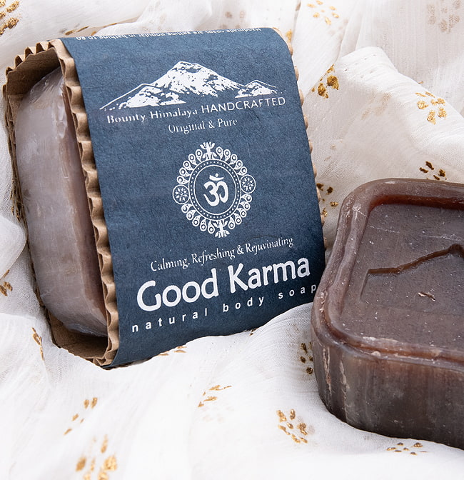 グッドカルマ　ナチュラル　ボディ　ソープ - Good Karma Natural Body Soap【手作り石鹸・100g】 2 - 石鹸と一緒に撮影しました。