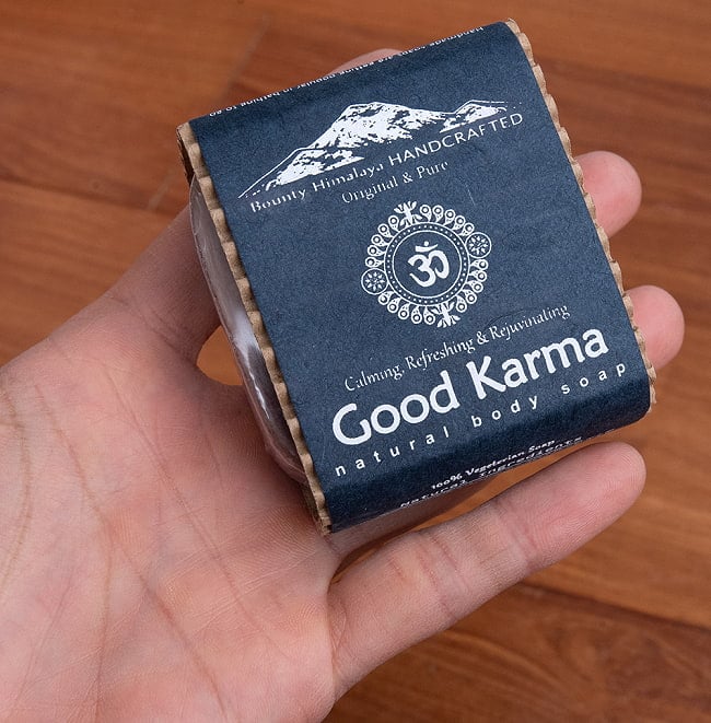 グッドカルマ　ナチュラル　ボディ　ソープ - Good Karma Natural Body Soap【手作り石鹸・100g】 5 - サイズ比較のために手に乗せてみました