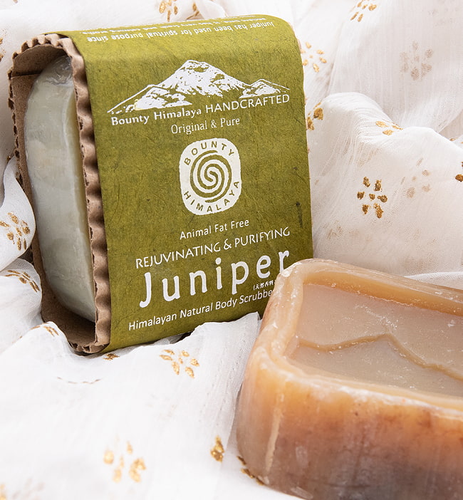 バウンティ　ヒマラヤ　ナチュラル　ボディ　ソープ - Juniper Himalayan Natural Body Scrubber Soap【手作り石鹸・100g】 2 - 石鹸と一緒に撮影しました。