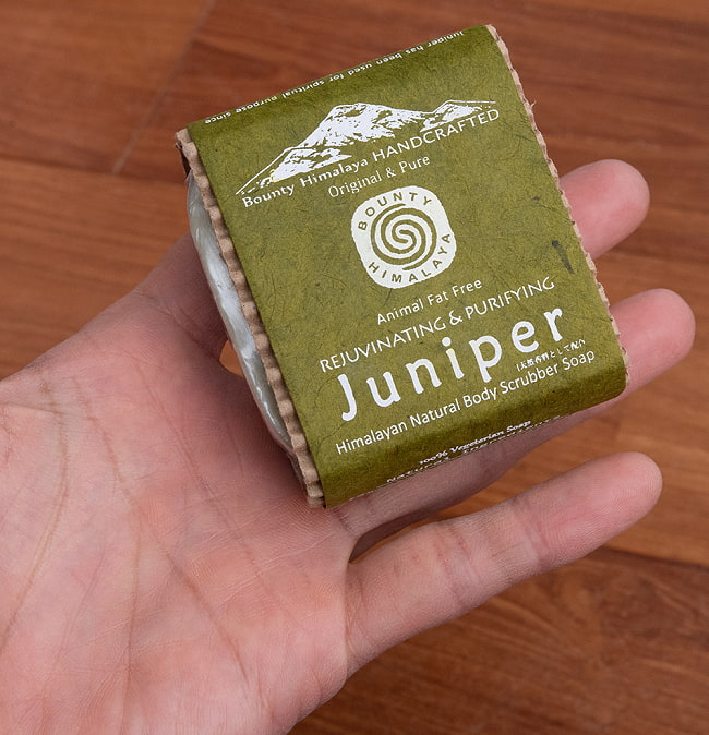 バウンティ　ヒマラヤ　ナチュラル　ボディ　ソープ - Juniper Himalayan Natural Body Scrubber Soap【手作り石鹸・100g】 5 - サイズ比較のために手に乗せてみました