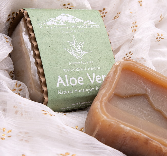 ムサバルベラ　ボディ　ソープ【ＢＯＵＮＴＹ　ＨＩＭＡＬＡＹＡ】 - REVITALIZING & HEALING AloeVera Natural Himalayan Body Soap【手作り石鹸・ 2 - 石鹸と一緒に撮影しました。