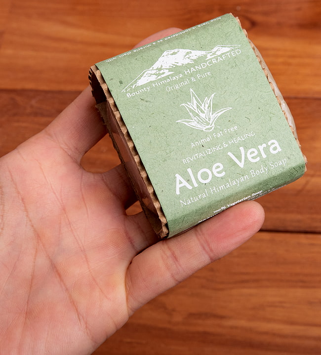 ムサバルベラ　ボディ　ソープ【ＢＯＵＮＴＹ　ＨＩＭＡＬＡＹＡ】 - REVITALIZING & HEALING AloeVera Natural Himalayan Body Soap【手作り石鹸・ 5 - サイズ比較のために手に乗せてみました