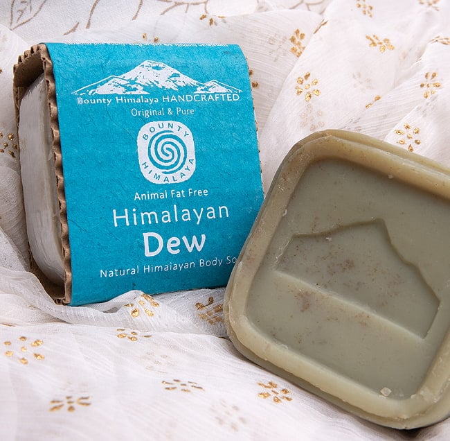 ヒマラヤン　デュー　ソープ【ＢＯＵＮＴＹ　ＨＩＭＡＬＡＹＡ】 - Himalayan Dew Natural Himalayan Body Soap【手作り石鹸・100g】 2 - 石鹸と一緒に撮影しました。