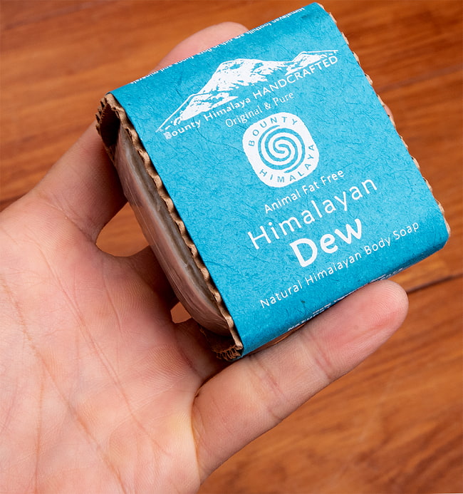 ヒマラヤン　デュー　ソープ【ＢＯＵＮＴＹ　ＨＩＭＡＬＡＹＡ】 - Himalayan Dew Natural Himalayan Body Soap【手作り石鹸・100g】 5 - サイズ比較のために手に乗せてみました
