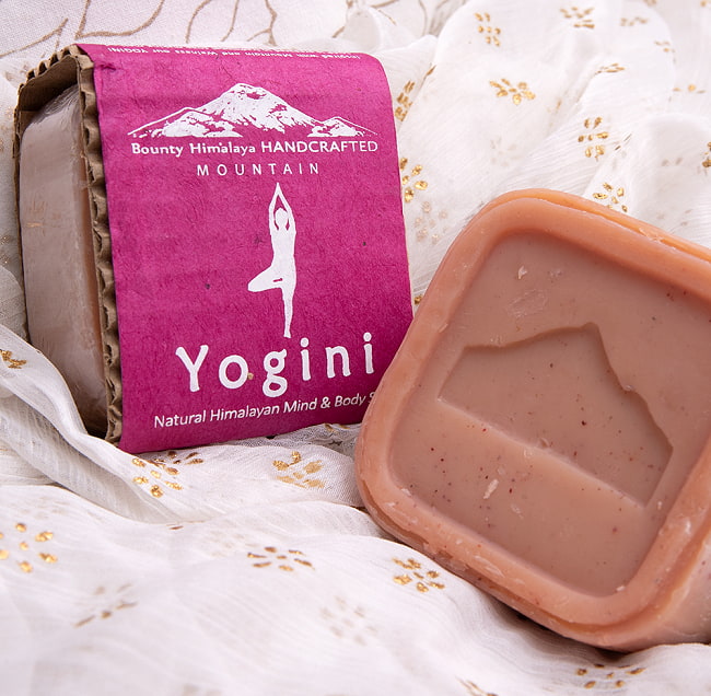 マインド＆ボディ　ソープ【ＢＯＵＮＴＹ　ＨＩＭＡＬＡＹＡ】 - Yogini Natural Himalayan Mind & Body Soap【手作り石鹸・100g】 2 - 石鹸と一緒に撮影しました。