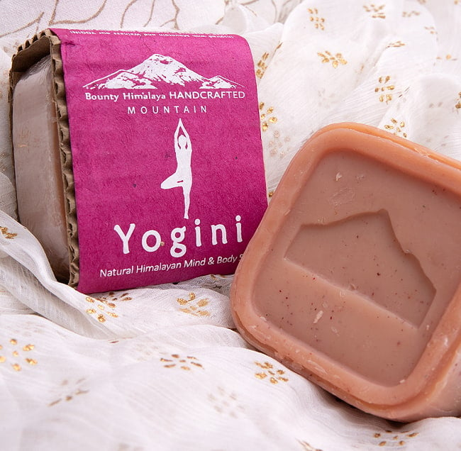 マインド＆ボディ　ソープ【ＢＯＵＮＴＹ　ＨＩＭＡＬＡＹＡ】 - Yogini Natural Himalayan Mind & Body Soap【手作り石鹸・100g】 2 - 石鹸と一緒に撮影しました。