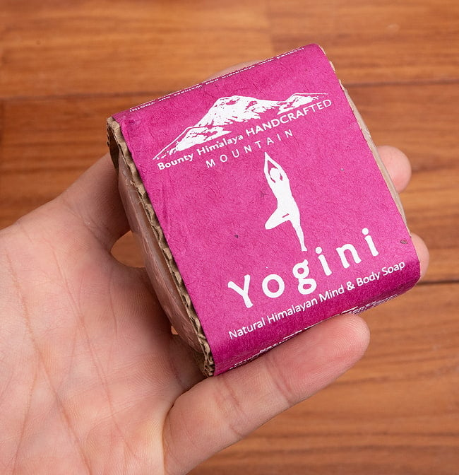 マインド＆ボディ　ソープ【ＢＯＵＮＴＹ　ＨＩＭＡＬＡＹＡ】 - Yogini Natural Himalayan Mind & Body Soap【手作り石鹸・100g】 5 - サイズ比較のために手に乗せてみました
