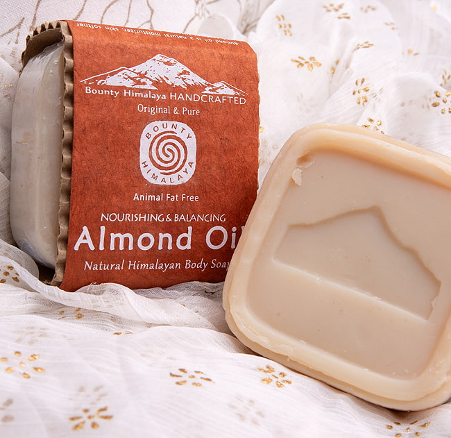 ナリシング＆バランシング　ナチュラル　ボディ　ソープ【ＢＯＵＮＴＹ　ＨＩＭＡＬＡＹＡ】 - NOURISHING & BALANCING Almond Oil Natural Body Soap【手作 2 - 石鹸と一緒に撮影しました。