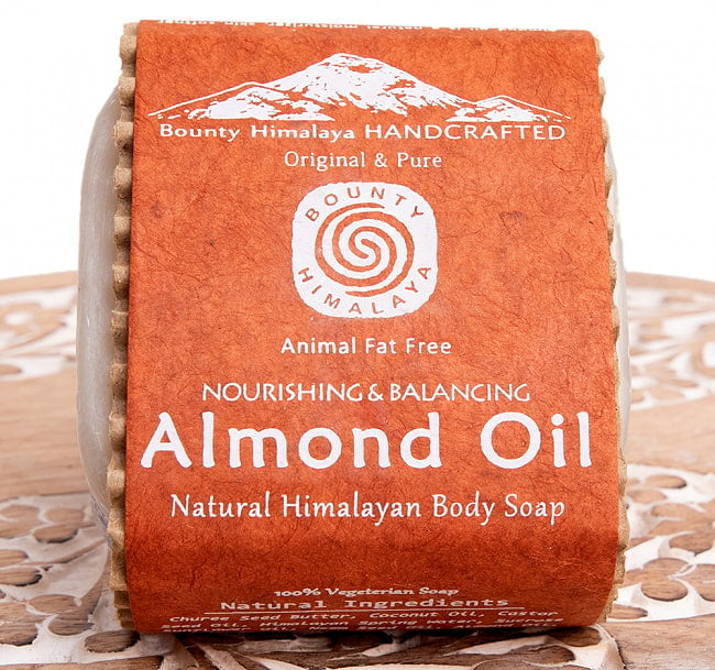 ナリシング＆バランシング　ナチュラル　ボディ　ソープ【ＢＯＵＮＴＹ　ＨＩＭＡＬＡＹＡ】 - NOURISHING & BALANCING Almond Oil Natural Body Soap【手作 3 - パッケージを正面から撮影しました