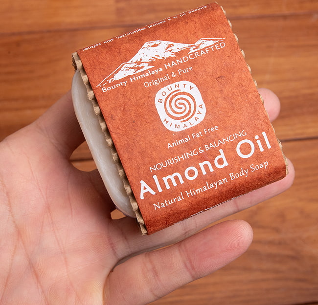 ナリシング＆バランシング　ナチュラル　ボディ　ソープ【ＢＯＵＮＴＹ　ＨＩＭＡＬＡＹＡ】 - NOURISHING & BALANCING Almond Oil Natural Body Soap【手作 5 - サイズ比較のために手に乗せてみました