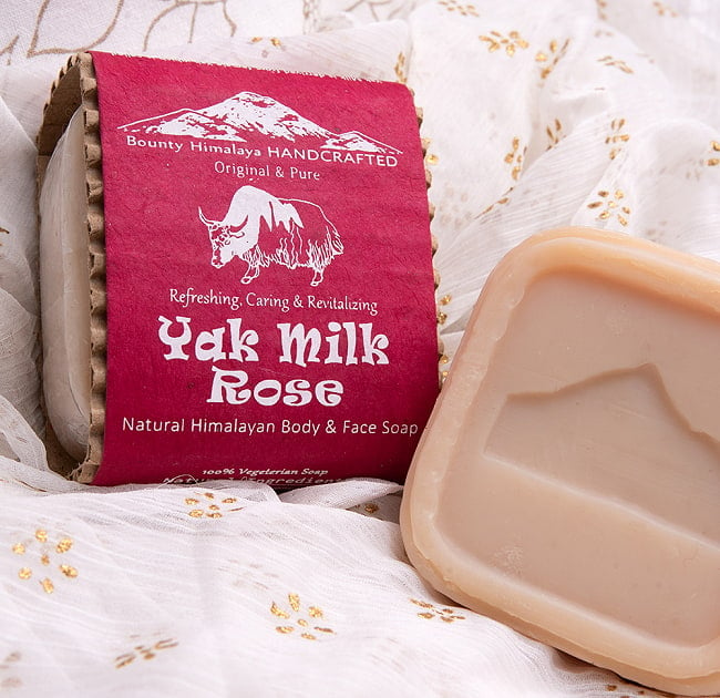 リフレッシング　ナチュラル　ボディ＆フェイス　ソープ【ＢＯＵＮＴＹ　ＨＩＭＡＬＡＹＡ】 - Yak Milk Rose himalayan Body & face Soap【手作り石鹸・100g】 2 - 石鹸と一緒に撮影しました。