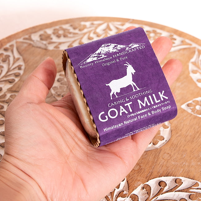 ケアリング＆スージング　ボディ　ソープ【ＢＯＵＮＴＹ　ＨＩＭＡＬＡＹＡ】 - CARING & SOOTHING GOAT MILK Natural Himalayan Body Soap【手作り石鹸 5 - サイズ比較のために手に乗せてみました