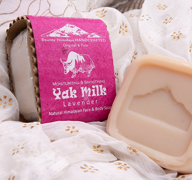 ラーベンタ　ナチュラル　ボディ　ソープ【ＢＯＵＮＴＹ　ＨＩＭＡＬＡＹＡ】 - Yak Milk Lavender natural body soap【手作り石鹸・100g】 2 - 石鹸と一緒に撮影しました。