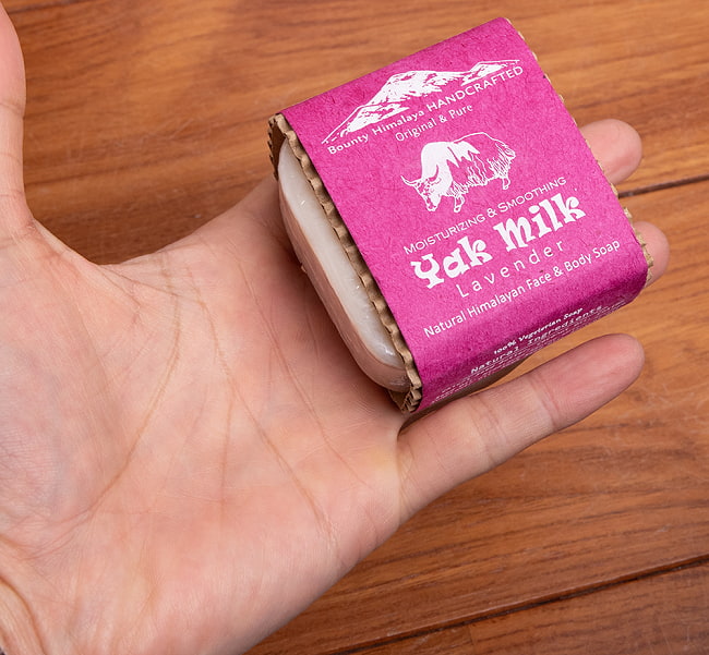 ラーベンタ　ナチュラル　ボディ　ソープ【ＢＯＵＮＴＹ　ＨＩＭＡＬＡＹＡ】 - Yak Milk Lavender natural body soap【手作り石鹸・100g】 5 - サイズ比較のために手に乗せてみました
