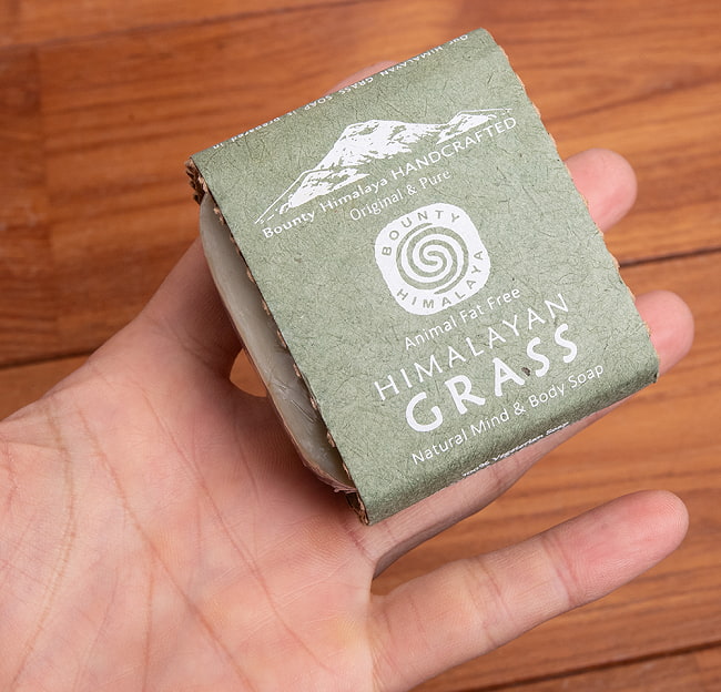 ヒマラヤン　グラス　ナチュラル　マインド＆ボディ　ソープ【ＢＯＵＮＴＹ　ＨＩＭＡＬＡＹＡ】 - Himalayan Grass Natural Mind & Body Soap【手作り石鹸・100g 5 - サイズ比較のために手に乗せてみました