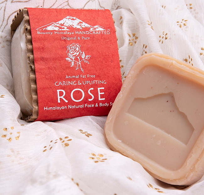 ヒマラヤン　グラブ　ナチュラル　フェイス＆ボディ　ソープ【ＢＯＵＮＴＹ　ＨＩＭＡＬＡＹＡ】 - CARING & UPLIFTING ROSE Natural Face&Body Soap【手作り石鹸 2 - 石鹸と一緒に撮影しました。