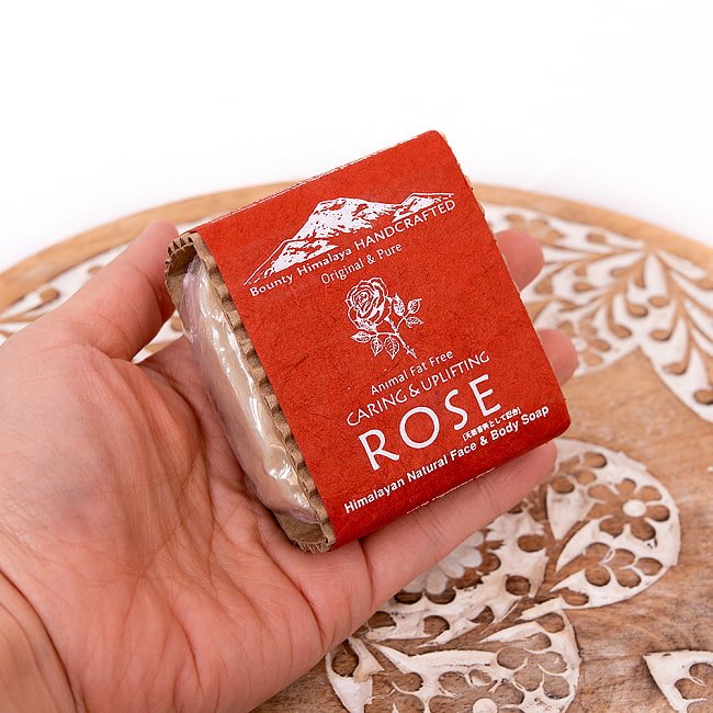 ヒマラヤン　グラブ　ナチュラル　フェイス＆ボディ　ソープ【ＢＯＵＮＴＹ　ＨＩＭＡＬＡＹＡ】 - CARING & UPLIFTING ROSE Natural Face&Body Soap【手作り石鹸 5 - サイズ比較のために手に乗せてみました