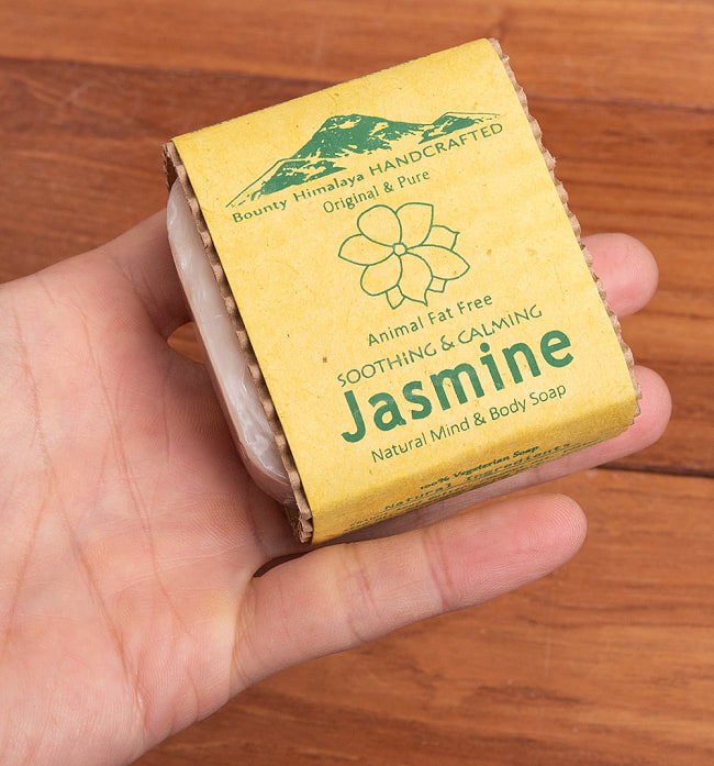 チャメリー　マインド＆ボディ　ソープ【ＢＯＵＮＴＹ　ＨＩＭＡＬＡＹＡ】 - SMOOTHING & CALIMIG Jasmine Natural Mind & Body Soap【手作り石鹸・100 5 - サイズ比較のために手に乗せてみました