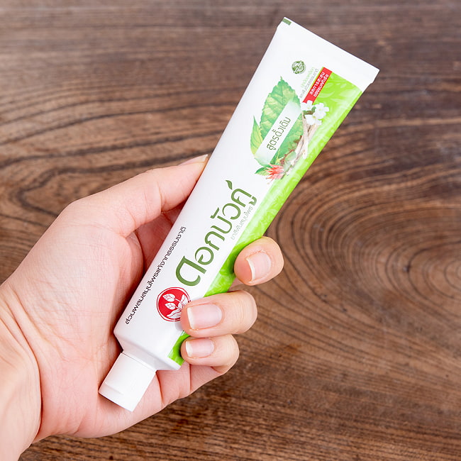 Dok Bua Ku ハーバル トゥースペースト オリジナル - HERBAL TOOTHPASTE ORIGINAL 100g 7 - 手に持ってみました。