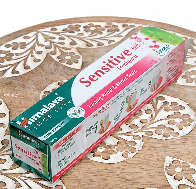 インドのアーユルヴェーダ歯磨き粉 - センシティブ　Sensitive Toothpaste 80g【Himalaya Herbals】 2 - パッケージです