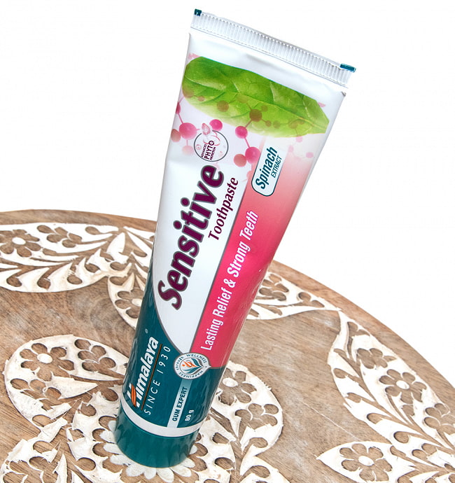 インドのアーユルヴェーダ歯磨き粉 - センシティブ　Sensitive Toothpaste 80g【Himalaya Herbals】 3 - パッケージからチューブを出してみました