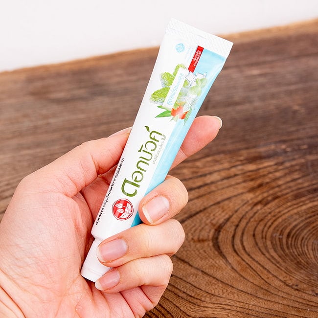 Dok Bua Ku ハーバル トゥースペースト フレッシュ＆クール - HERBAL TOOTHPASTE FRESH & COOL 40g 7 - 手に持ってみました。