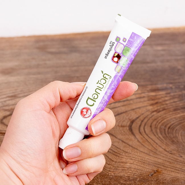 Dok Bua Ku ハーバル　トゥースペースト　パープル - HERBAL TOOTHPASTE 30g 7 - 手に持ってみました。