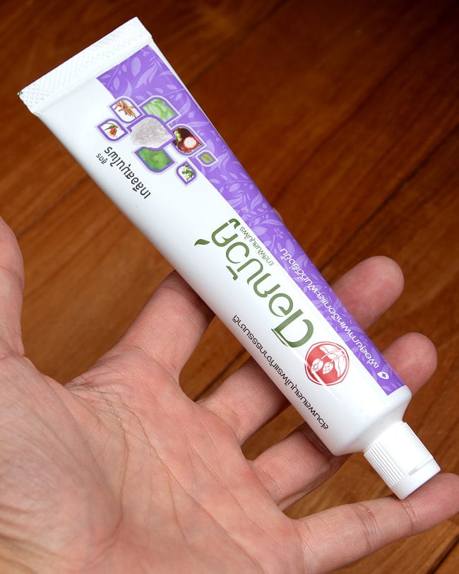 Dok Bua Ku ハーバル トゥースペースト パープル - HERBAL TOOTHPASTE SALT HERBAL 90gの商品写真 5枚目 サイズ比較のために手に持ってみました