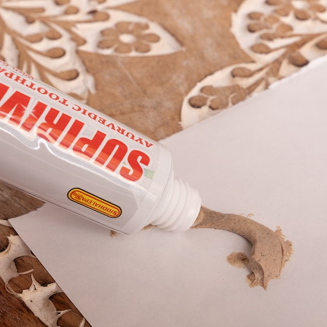 シダレッパ　スピリビッキー　オリジナル　歯磨き粉 - Supirivicky Original Ayurvedic Toothpaste 70g 6 - サイズ比較のために手に持ってみました