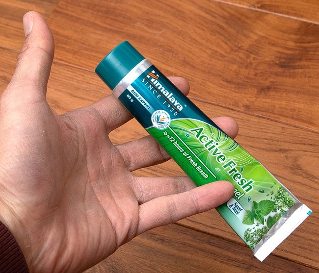 ヒマラヤ　アクティブフレッシュ　はみがき粉 -  Active Fresh Gel【Himalaya Herbals】 4 - サイズ比較のために手に持ってみました