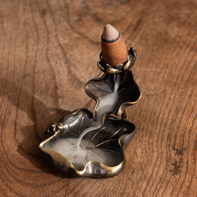 Deepika backflow 流川香 倒流香 コーン香 PALO SANTO 6 - 点火してしばらくするとこのように流れてきます