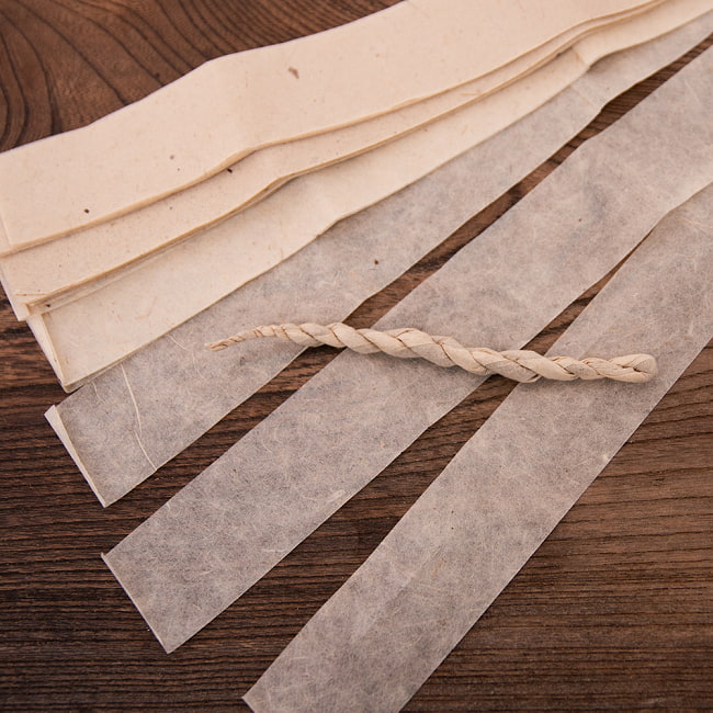 自分の好みに調合できる ネパールロープ香の手作りキット 4 - ロクタ紙をクルクル巻いてご使用ください。
