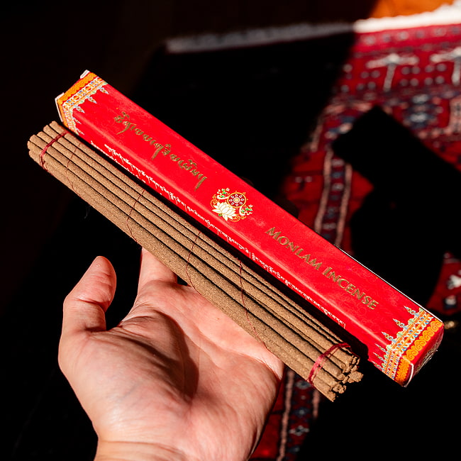 高級チベット香　チベタンハーバルインセンス TIBETAN HERBAL INCENSE　MONLAM INCENSE　チベットの伝統に基づいた　チベット香 9 - このくらいのサイズ感となります